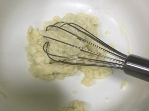 用蛋抽z字型来回搅至无干粉