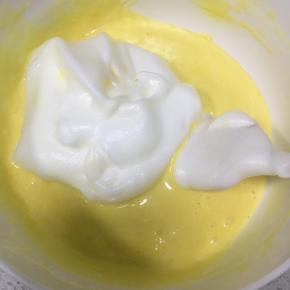 再加入1/3的蛋白霜，继续翻拌均匀