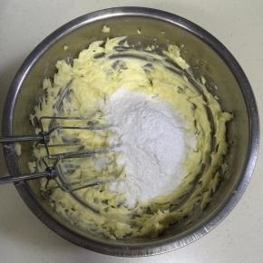 加入细砂糖和糖粉。