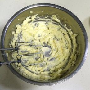 黄油提前软化好，用打蛋器把黄油打至顺滑。