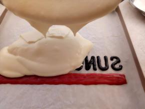 把剩下的蛋糕糊倒入烤盘里，震几下。放入烤箱。180度烤25分钟。