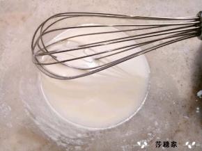 油和奶放入干净的碗里搅拌至乳化。