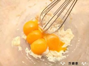 加入蛋黄拌匀，我喜欢后蛋法，口感比较细腻。