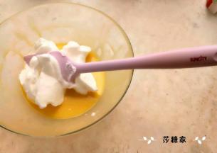 打好的蛋白分三次倒入蛋黄糊中翻拌均匀