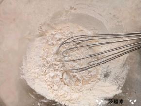 筛入低筋面粉拌匀