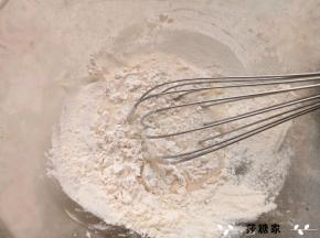 筛入低筋面粉拌匀