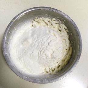 筛入低筋面粉。