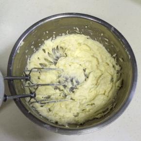 继续搅打至黄油顺滑，体积稍有膨大。