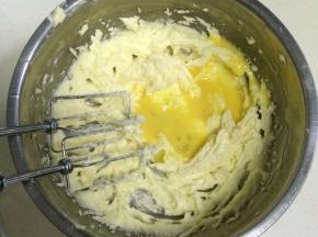 把鸡蛋打散，分三次加入鸡蛋液搅打，每一次搅打至与黄油完全融合后再加入下一次鸡蛋液的量。