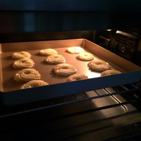 入预热好的烤箱中层，上下火190度，10分钟左右。