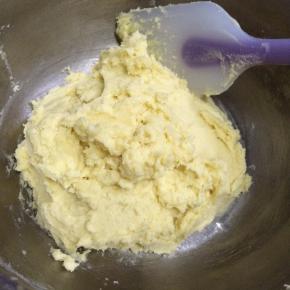 用刮刀翻拌，直至看不到干粉，面糊完全湿润为止，不要过度搅拌。