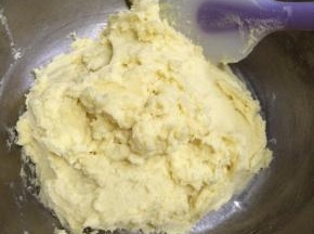 用刮刀翻拌，直至看不到干粉，面糊完全湿润为止，不要过度搅拌。