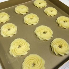 在烤盘上挤出曲奇花纹。