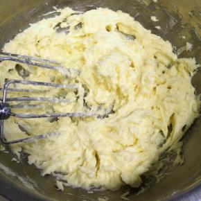 搅打完成后，黄油应该呈现体积蓬松，颜色发白的奶油霜状。