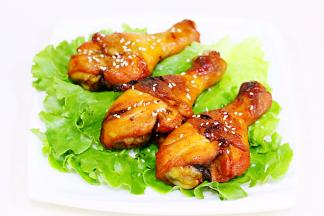 生菜铺在盘底，摆上鸡腿，撒上些许白芝麻。