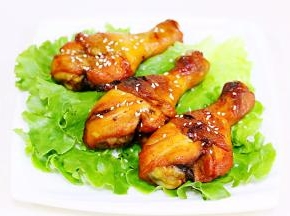生菜铺在盘底，摆上鸡腿，撒上些许白芝麻。