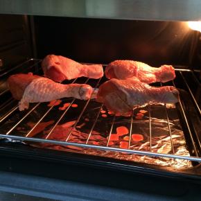 入预热好的烤箱内，190度上下火，约40分钟。把放有鸡腿的网架放在中层，铺好锡纸的烤盘放在下层，可以接住滴落的液体。