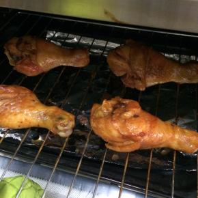 烤制10分钟后，取出刷上腌制后剩下的烤料汁。接着烤15分钟，整个鸡腿都涮上蜂蜜水，（蜂蜜内加入一点点水调和即可）。