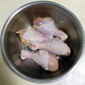 把鸡腿洗干净，沥干水分。