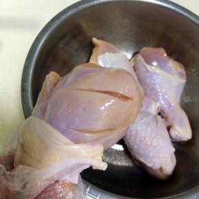 用刀在鸡腿上划2-3刀。