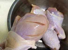 用刀在鸡腿上划2-3刀。