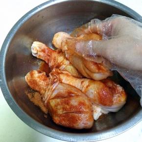 把粉料和鸡腿混合均匀，可以直接用手涂抹混合，然后盖上保鲜膜，入冰箱冷藏过夜。