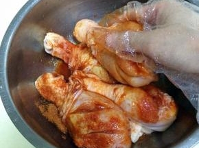 把粉料和鸡腿混合均匀，可以直接用手涂抹混合，然后盖上保鲜膜，入冰箱冷藏过夜。