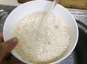 把西米用清水冲一下。