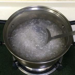 要不停的搅拌，以免粘锅。