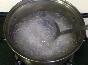 要不停的搅拌，以免粘锅。