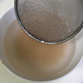 把煮好的西米过凉水，喜欢口感清爽的就多过几次水，喜欢吃浓稠点的过1-2次即可，西米完成后入冰箱冷藏。