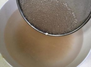 把煮好的西米过凉水，喜欢口感清爽的就多过几次水，喜欢吃浓稠点的过1-2次即可，西米完成后入冰箱冷藏。