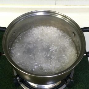 在锅内倒入水，大火烧开后，把西米倒入锅内。