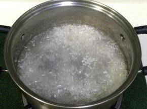 在锅内倒入水，大火烧开后，把西米倒入锅内。