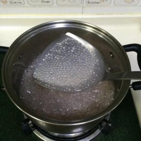 煮到西米中间剩点小白点时，盖上锅盖，焖5-10分钟。