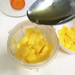 把芒果切粒，然后加入搅拌杯中，剩下些许装饰。加入蜂蜜、淡奶油、牛奶和椰汁。