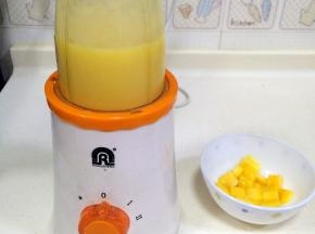 启动用料理机打成汁。