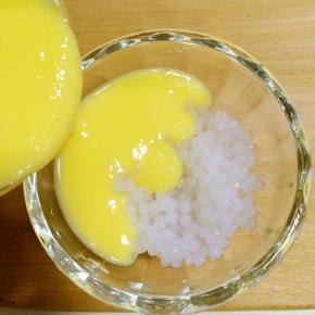 在碗内放入西米，把芒果和椰浆、牛奶等打成的混合汁倒入碗中。