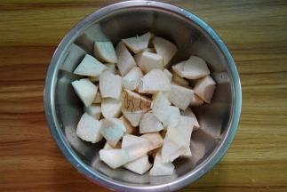 杏鲍菇洗净切滚刀块