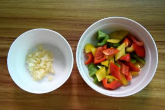 彩椒切小块； 蒜拍碎