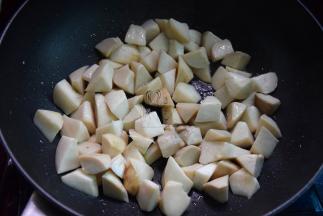 锅中热油，放入杏鲍菇煸炒