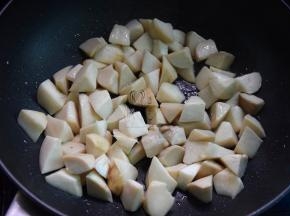 锅中热油，放入杏鲍菇煸炒