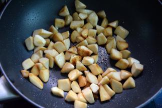 直至杏鲍菇煸至焦黄先盛出