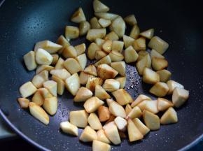 直至杏鲍菇煸至焦黄先盛出