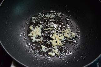 再热点油，炒香蒜末