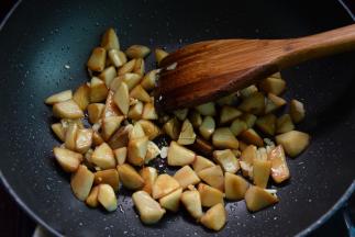 倒入杏鲍菇炒一会