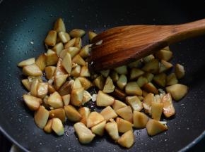 倒入杏鲍菇炒一会