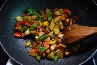 翻炒均匀再加点儿盐调味就好了