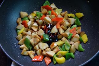 加入彩椒再加入蚝油