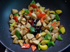 加入彩椒再加入蚝油